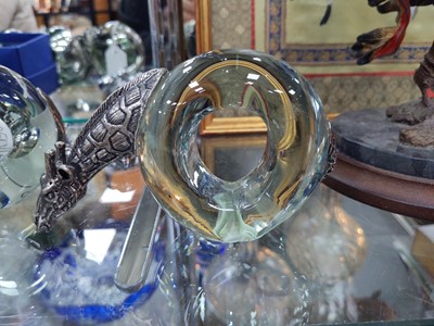 Lot 250 - A SET OF SIX SOUTH AFRICAN GLASS NOVELTY NAPKIN RINGS AND A SWAROVSKI SWAN