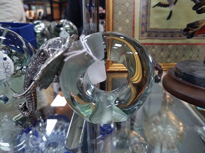 Lot 250 - A SET OF SIX SOUTH AFRICAN GLASS NOVELTY NAPKIN RINGS AND A SWAROVSKI SWAN