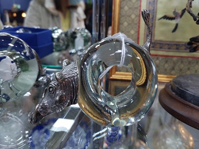 Lot 250 - A SET OF SIX SOUTH AFRICAN GLASS NOVELTY NAPKIN RINGS AND A SWAROVSKI SWAN