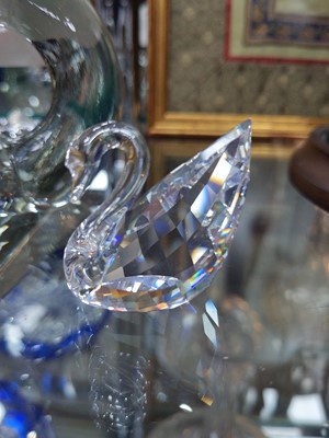 Lot 250 - A SET OF SIX SOUTH AFRICAN GLASS NOVELTY NAPKIN RINGS AND A SWAROVSKI SWAN