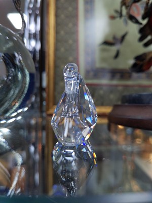 Lot 250 - A SET OF SIX SOUTH AFRICAN GLASS NOVELTY NAPKIN RINGS AND A SWAROVSKI SWAN