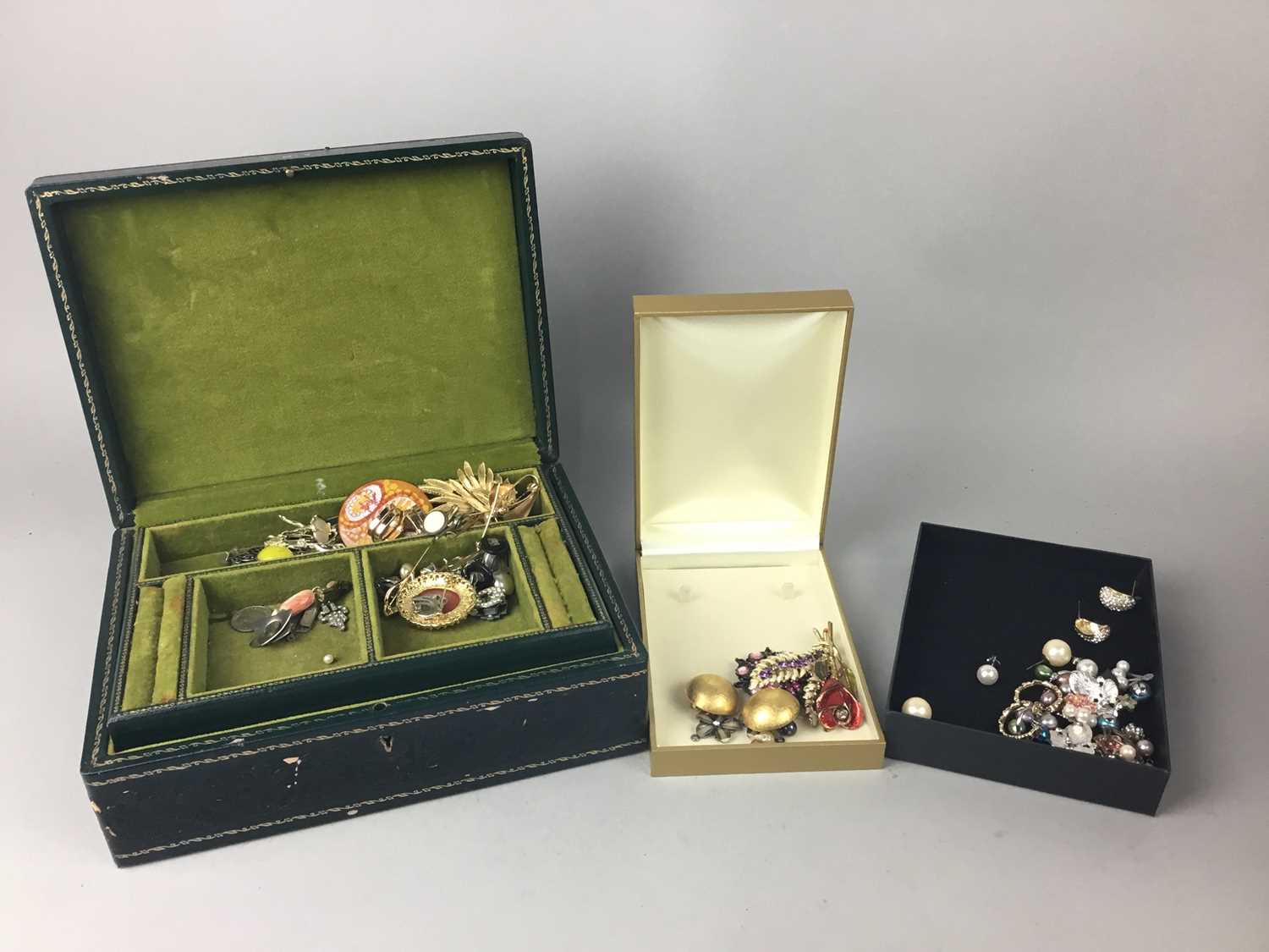 Lot 21 - A LARGE LOT OF COSTUME JEWELLERY
