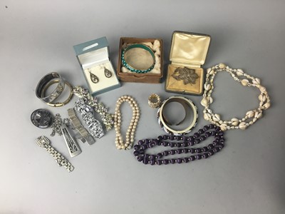 Lot 33 - A COLLECTION OF COSTUME JEWELLERY