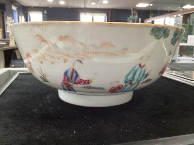 Lot 1082 - A CHINESE EXPORT FAMILLE ROSE CIRCULAR BOWL