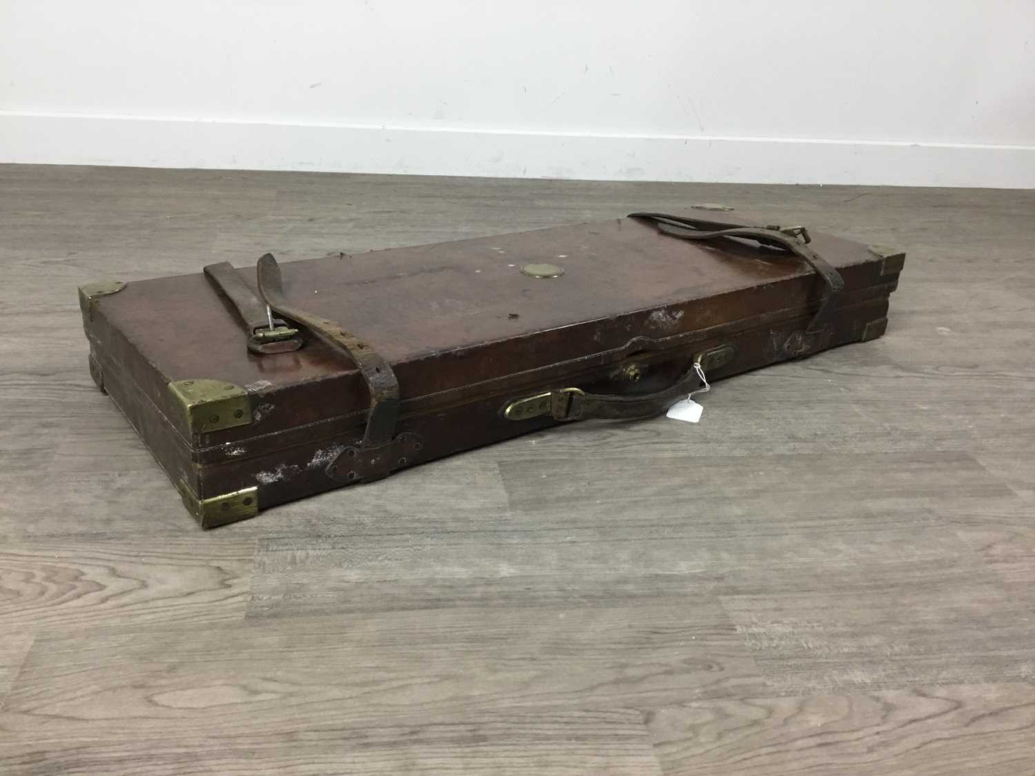 Lot 30 - A LATE 19TH/EARLY 20TH CENTURY LEATHER GUN CASE