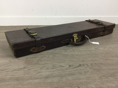 Lot 31 - A LATE 19TH/EARLY 20TH CENTURY LEATHER GUN CASE