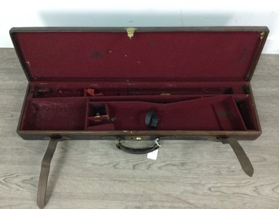 Lot 31 - A LATE 19TH/EARLY 20TH CENTURY LEATHER GUN CASE