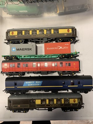 Lot 1056 - BACHMANN AND TRI-ANG CARRIAGES, WAGONS AND ROLLING STOCK
