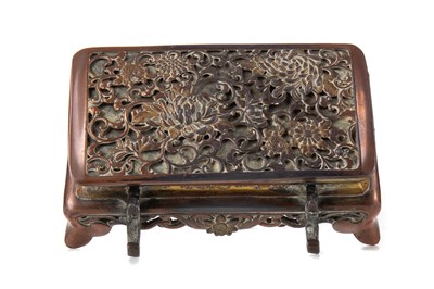 Lot 1101 - A JAPANESE COPPER AND PARCEL GILT DESK STAND