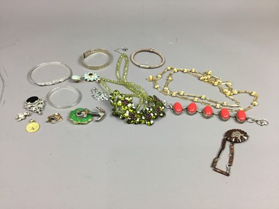 Lot 258 - A LINKS OF LONDON SILVER GILT BRACELET AND OTHER JEWELLERY