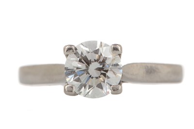 Lot 499 - A DIAMOND SOLITAIRE RING