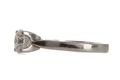 Lot 499 - A DIAMOND SOLITAIRE RING