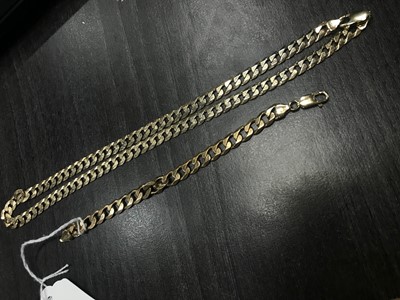 Lot 681 - A CURB LINK BRACELET AND CHAIN