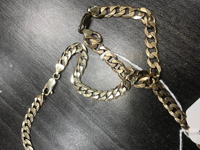 Lot 681 - A CURB LINK BRACELET AND CHAIN