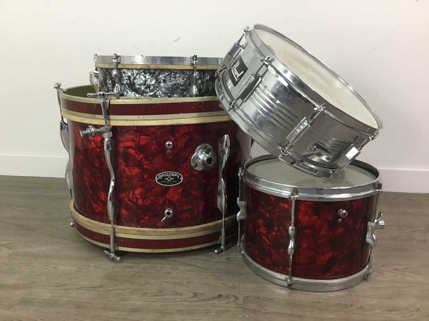 Lot 264 - A MODERN DRUM KIT