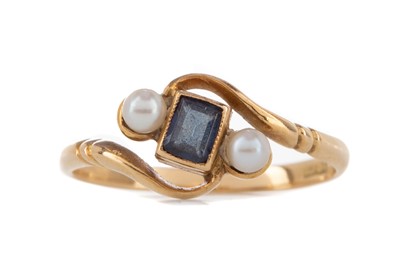 Lot 401 - A SAPPHIRE AND PEARL RING