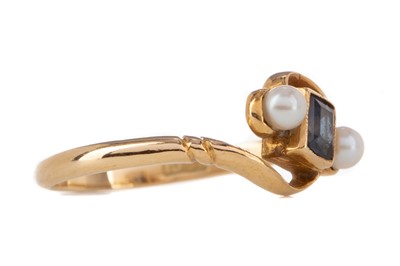Lot 401 - A SAPPHIRE AND PEARL RING