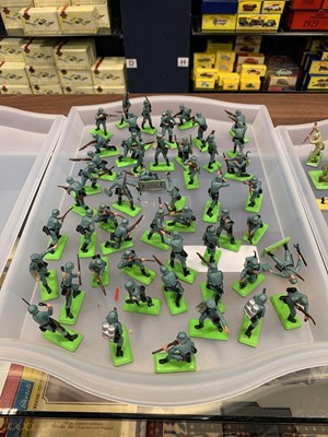 Lot 903 - AN EXTENSIVE COLLECTION OF BRITAINS DEETAIL FIGURES