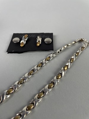 Lot 105 - A CONTEMPORARY BI COLOUR SILVER NECKLACE AND EARRINGS