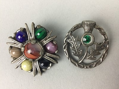 Lot 224 - A COLLECTION OF BROOCHES
