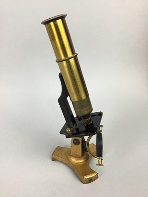 Lot 117 - AN EARLY 20TH CENTURY BRASS AND LACQUERED MICROSCOPE