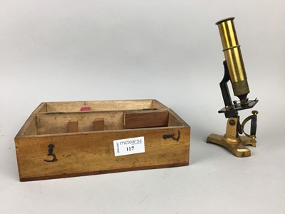 Lot 117 - AN EARLY 20TH CENTURY BRASS AND LACQUERED MICROSCOPE
