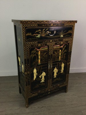 Lot 193 - A SUITE OF CHINOISERIE FURNITURE