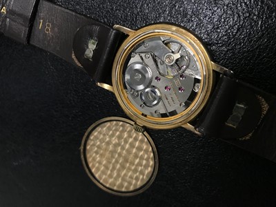 Lot 817 - A GENTLEMAN'S RECORD DE LUXE NINE CARAT GOLD MANUAL WIND WRIST WATCH