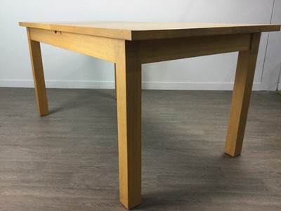 Lot 287 - A MODERN OAK EXTENDING DINING TABLE