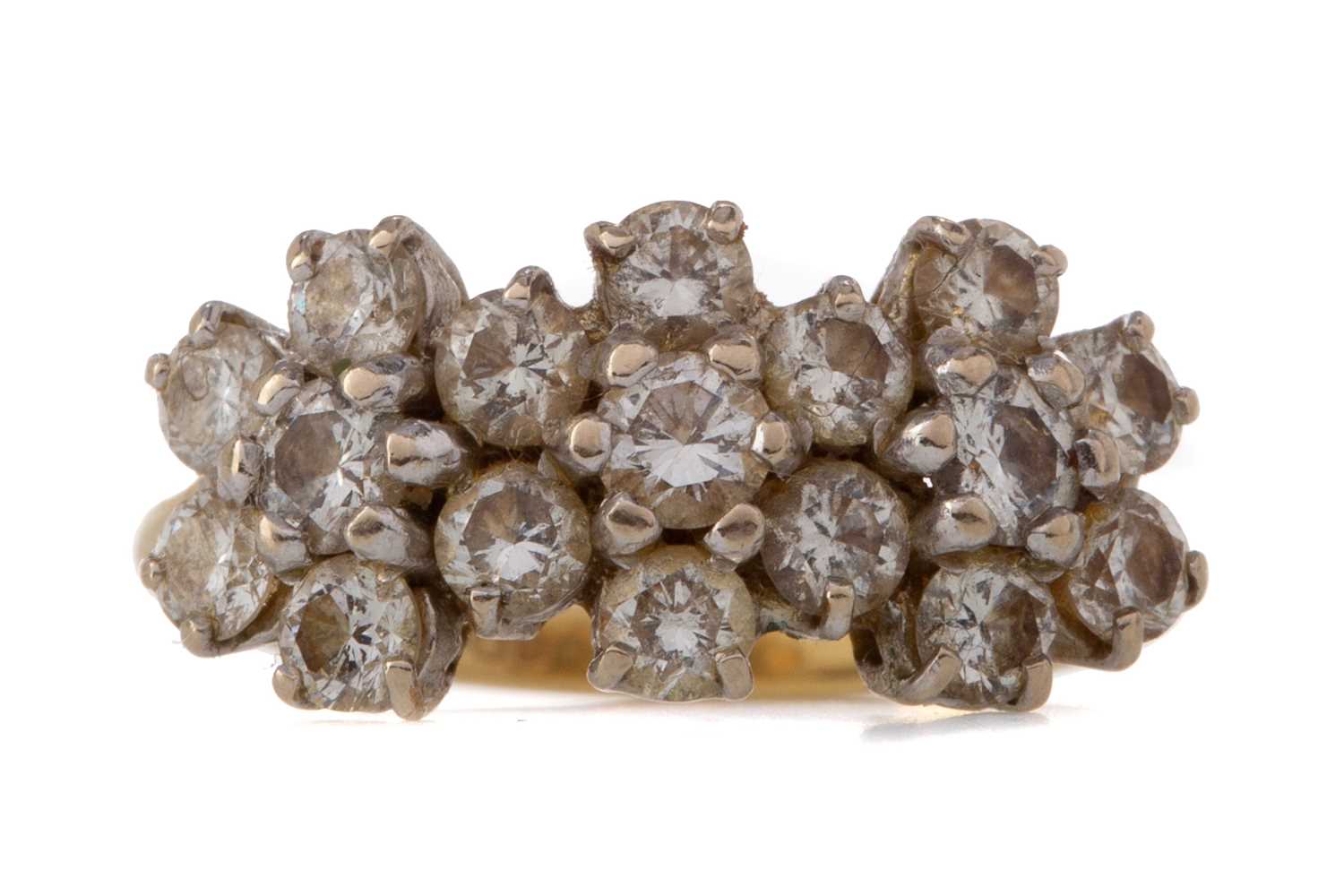 Lot 408 - A DIAMOND CLUSTER RING