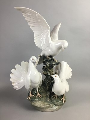 Lot 200 - A LARGE LLADRO DOVE FIGURE GROUP