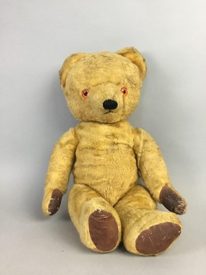 Lot 338 - A VINTAGE TEDDY BEAR