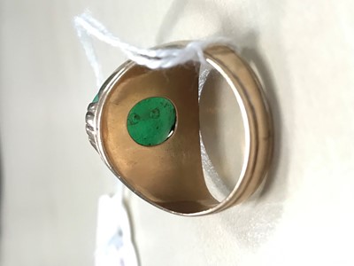 Lot 439 - A GREEN HARDSTONE RING