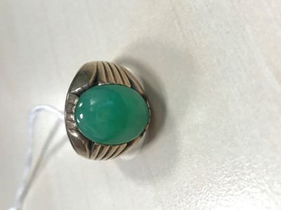 Lot 439 - A GREEN HARDSTONE RING