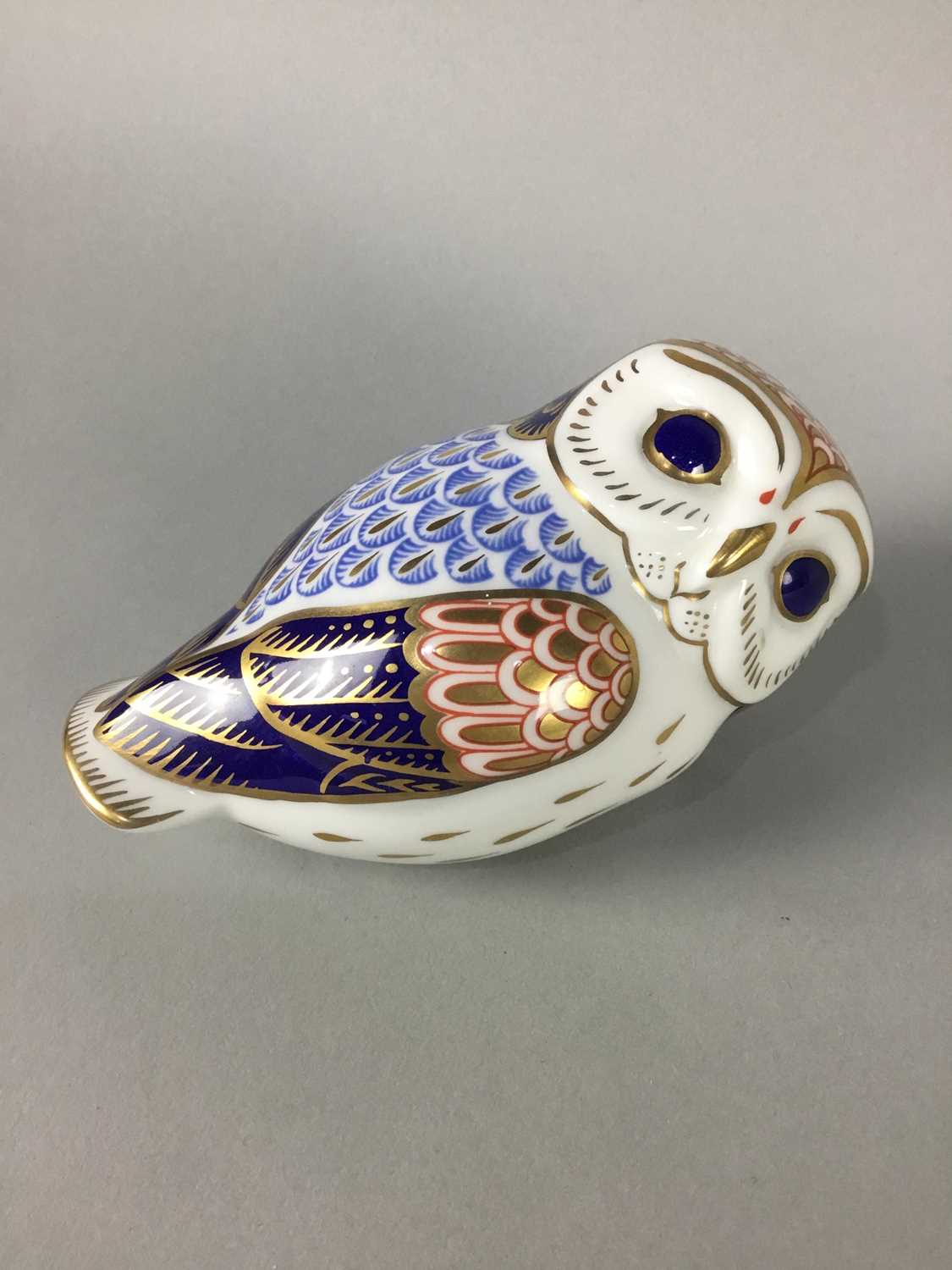 Lot 365 - A ROYAL CROWN DERBY OWL PAPERWEIGHT AND OTHER CERAMICS