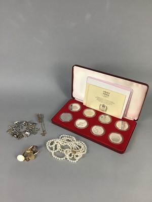 Lot 368 - A GOLD PENDANT AND BAR BROOCH AND OTHER ITEMS