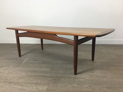 Lot 428 - A MAHOGANY COFFEE TABLE