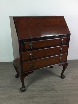 Lot 472 - A 20TH CENTURY MAHOGANY BUREAU