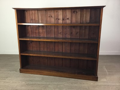 Lot 473 - A 20TH CENTURY MAHOGANY OPEN BOOKCASE