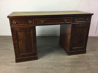 Lot 474 - A 20TH CENTURY MAHOGANY KNEEHOLE DESK