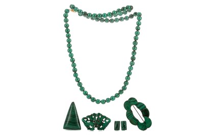 Lot 422 - A MALACHITE NECKLACE AND BROOCHES