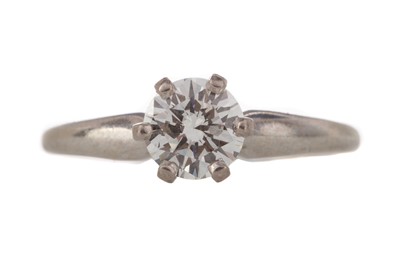 Lot 449 - A DIAMOND SOLITAIRE RING