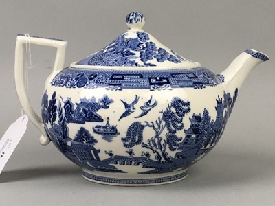 Lot 41 - A WEDGWOOD 'WILLOW' PATTERN BLUE AND WHITE TEAPOT ALONG WITH OTHER BLUE AND WHITE CERAMICS
