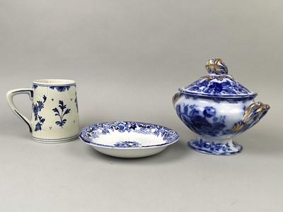 Lot 41 - A WEDGWOOD 'WILLOW' PATTERN BLUE AND WHITE TEAPOT ALONG WITH OTHER BLUE AND WHITE CERAMICS