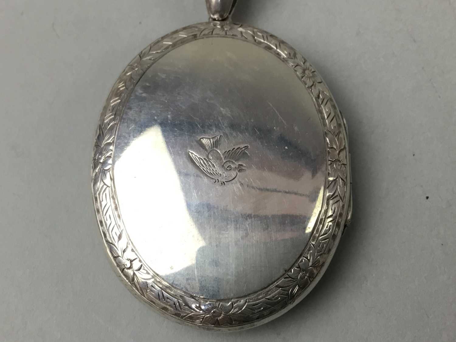 Lot 18 - A VICTORIAN STYLE SILVER LOCKET ON CHAIN