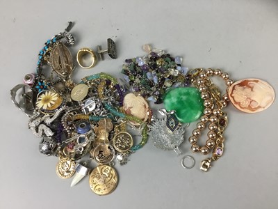 Lot 8 - A GROUP OF VINTAGE AND MODERN SILVER AND COSTUME JEWELLERY