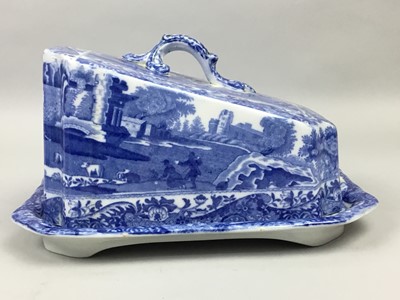 Lot 296 - A COPELAND SPODE BLUE AND WHITE CHEESE DISH AND OTHER BLUE AND WHITE CERAMICS