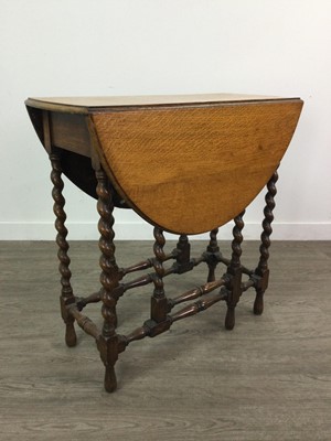 Lot 299 - AN EARLY 20TH CENTURY OAK DROP LEAF TABLE