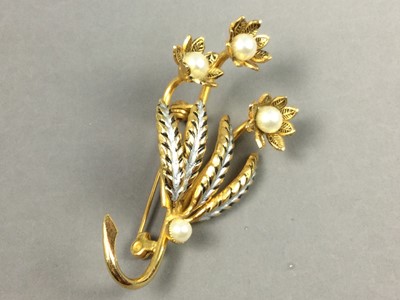 Lot 165 - A COLLECTION OF COSTUME JEWELLERY