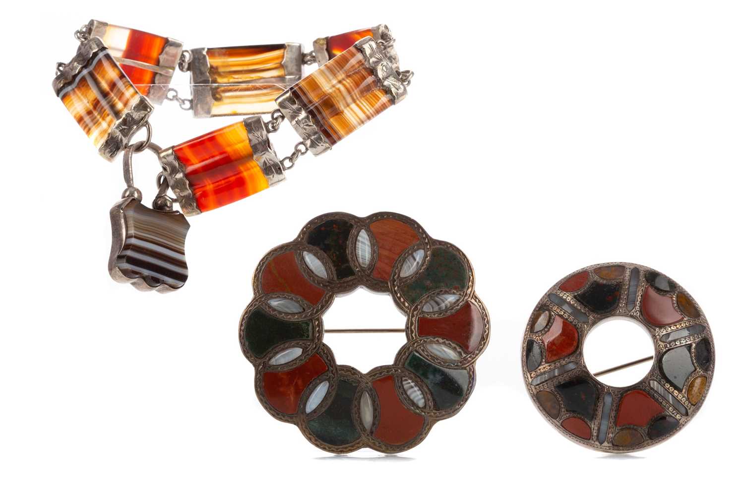 Lot 518 - A SCOTTISH AGATE BRACELET AND TWO BROOCHES